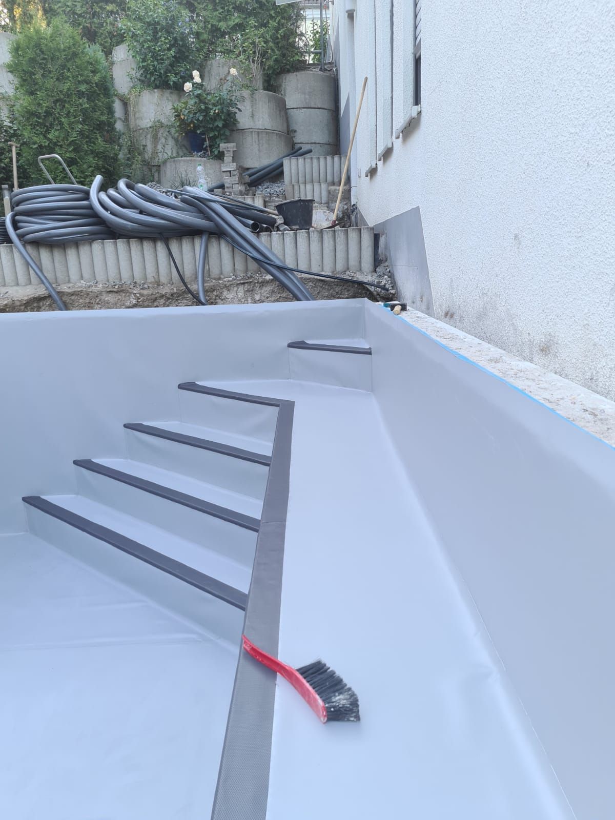 Pool mit neu eingeschweißter heller Folie und Treppe