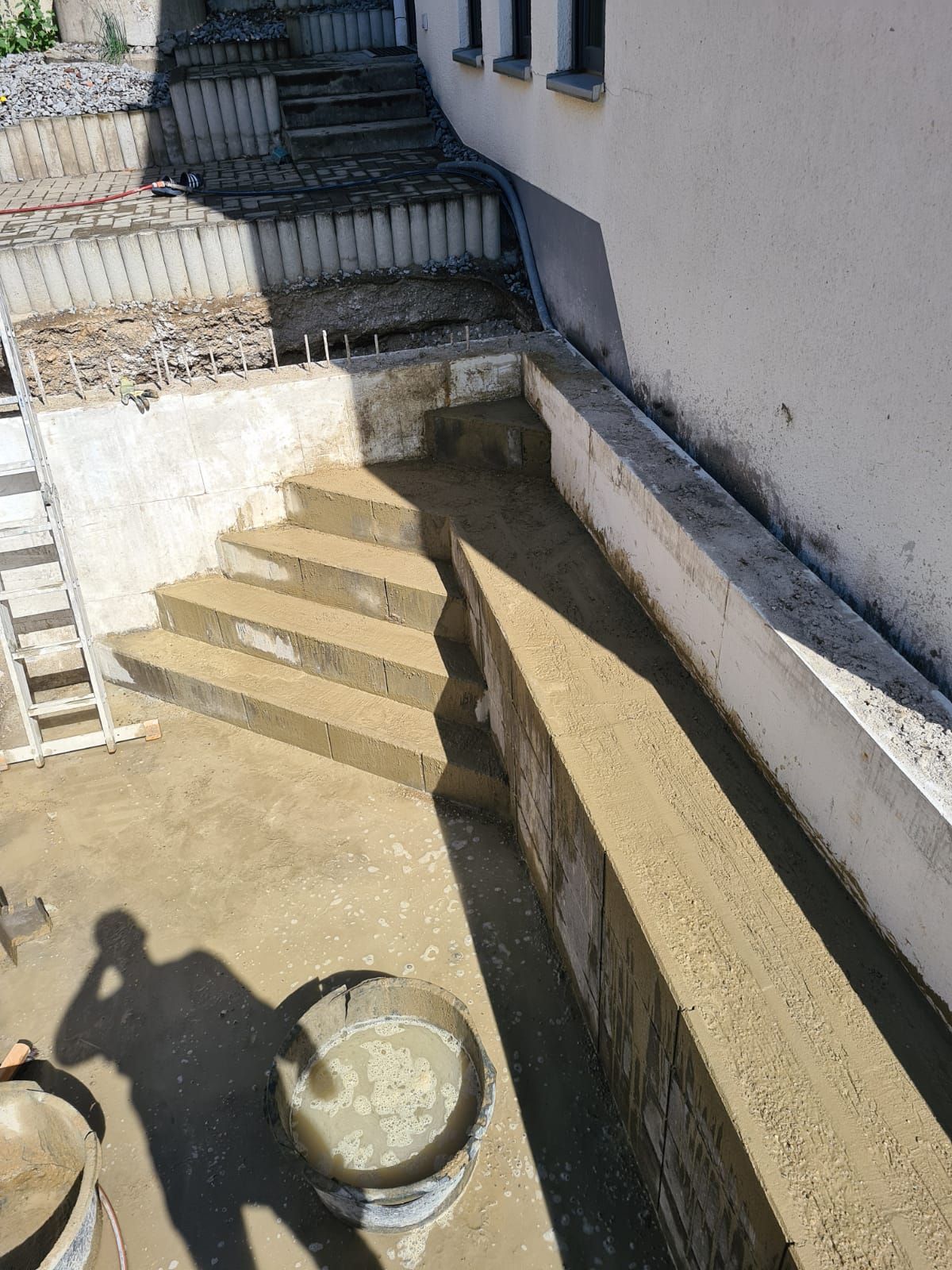 Altes Betonbecken mit Treppe vor der Sanierung
