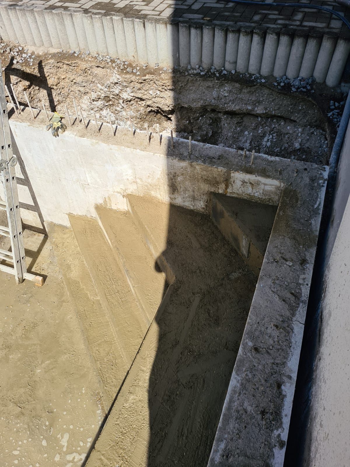 Altes Betonbecken, leer, vor dem Einschweißen