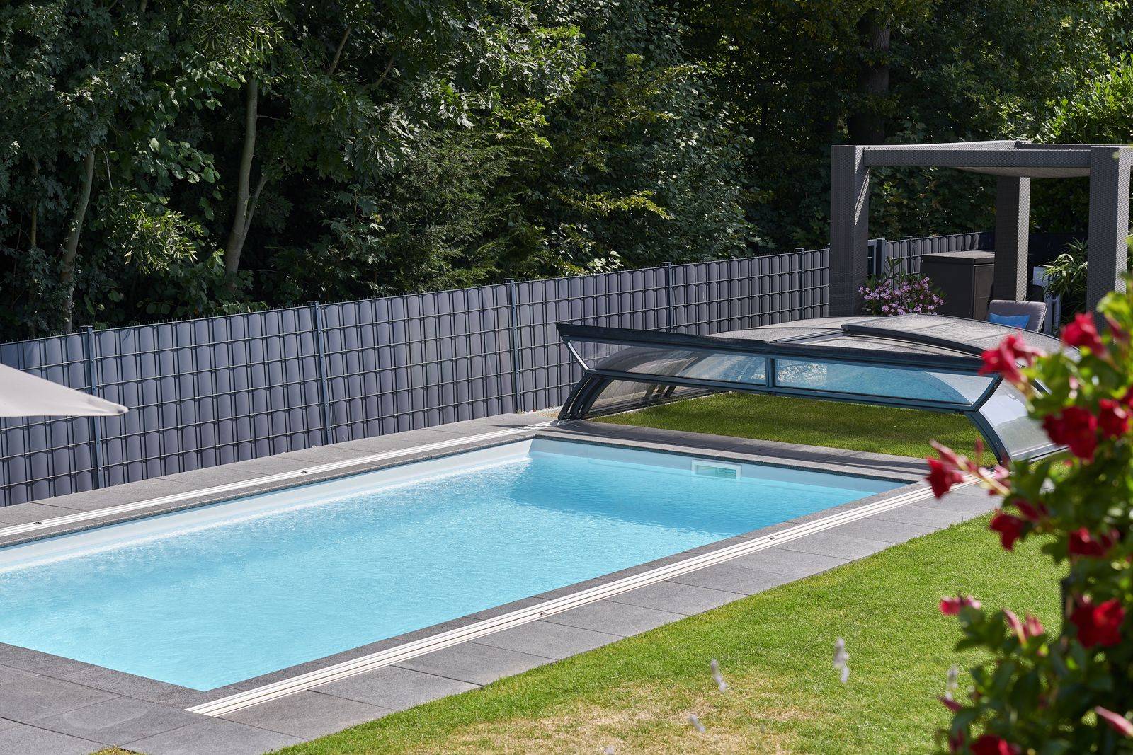Pool mit flacher Schiebehalle im Garten
