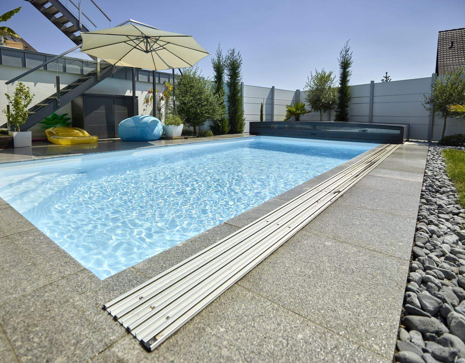 Pool mit kleiner Schiebehalle